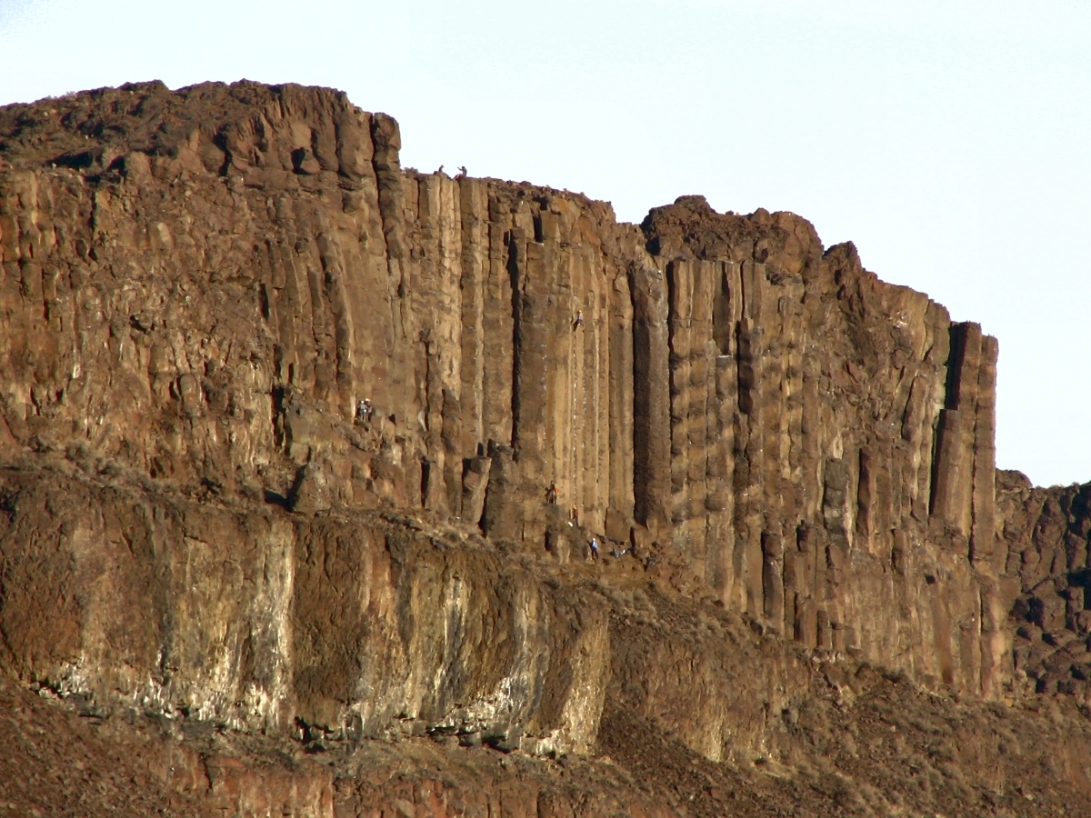Cliff made of long columns of basalt.